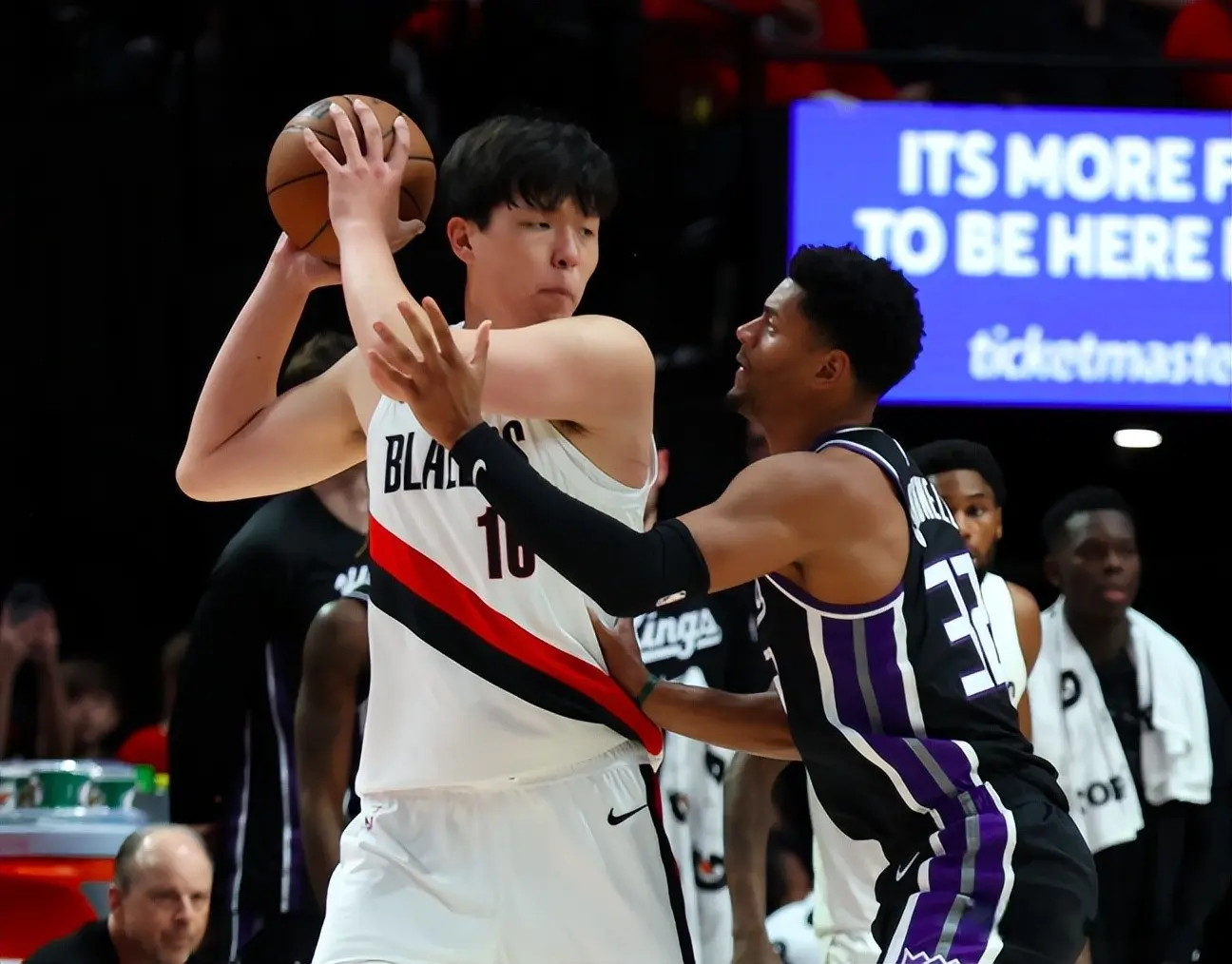 替补席上的, 高居第一 替补席上的, 高居第一